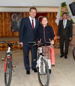 Kitap Okudular, Bisikleti Kaptılar