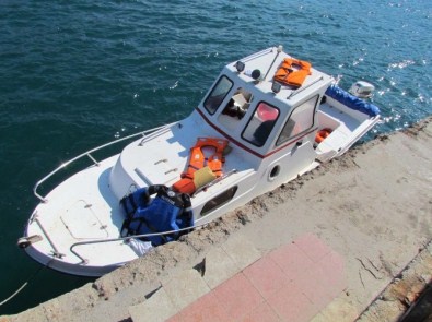 Sahil Güvenliği Gören İnsan Kaçakçısı Denize Atlayıp Kaçtı