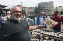 CEMAL KAYA - Trabzon'da Balıkçılar Balık Ekmek Dağıttı