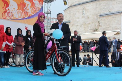MEB Bakanı Yılmaz Bisiklet Dağıttı