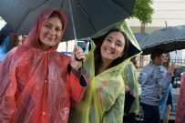 Yağmur Altında Mezuniyet Coşkusu