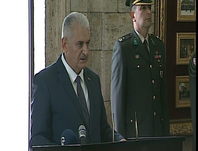 Binali Yıldırım Anıtkabir Özel Defteri'ni İmzaladı