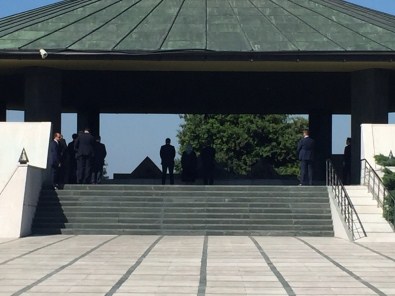 Başbakan Yıldırım, Menderes ve Özal'ın kabrini ziyaret etti