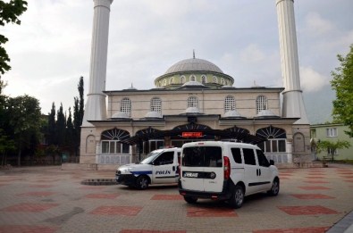 Çevik Kuvvet'in Yanındaki Camide Bomba Paniği