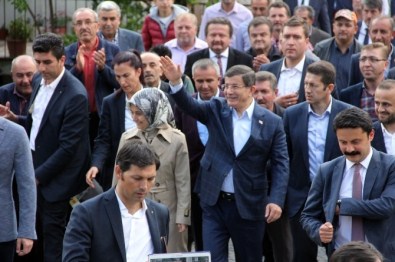 Eski Başbakan Davutoğlu'na Sevgi Seli