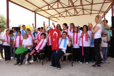 Kuşadası'nda Engelliler Bahar Şenliğinde Buluştu