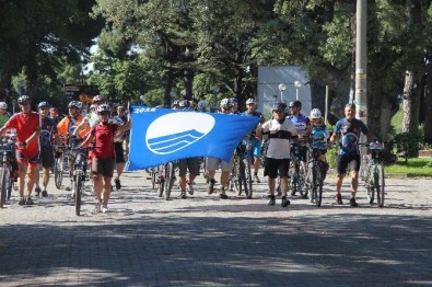 Mavi Bayrağı Başkan Uysal Bisikletçinin Elinden Aldı