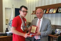 TAKIM KAMPI - Özel Milli Sporcu Ataberk Yücel Başkan Eşkinat'ı Ziyaret Etti