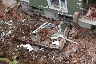 Sinop'ta Aşırı Yağış Nedeniyle İstinat Duvarı Yıkıldı