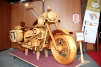 Üç Yılda El İşçiliğiyle Ağaçtan Motosiklet Yaptı