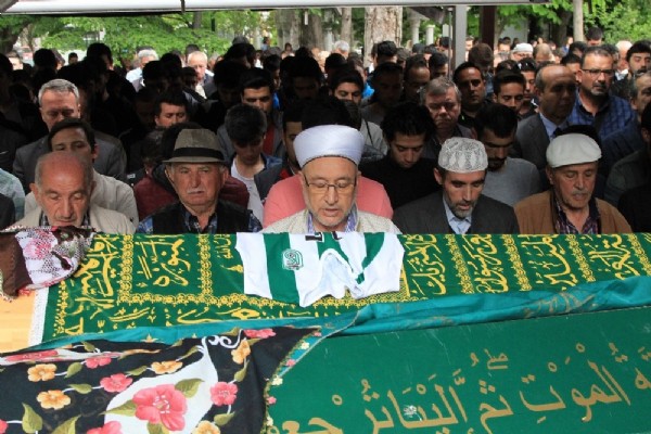 Formasıyla son yolculuğuna uğurlandı