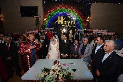 Akyürek'in Kızı Dünya Evine Girdi