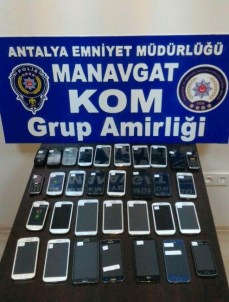 Antalya'da Gümrük Kaçağı 32 Cep Telefonu Ele Geçirildi