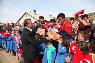 Başkan Tutal'tan Asker Adaylarına Anlamlı Hediye