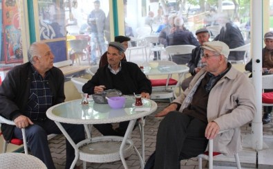 Burada Yaşlılara Çay Bedava