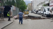 ŞİDDETLİ FIRTINA - Karabük'te Fırtına Çatıları Uçurdu