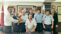 ABDURRAHMAN TOPRAK - Şampiyon Takım Kupayı Başkan Toprak'a Takdim Etti