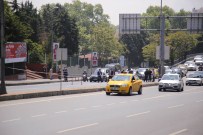 ŞÜPHELİ ÇANTA - Yıldız Teknik Üniversitesi Önünde Şüpheli Çanta Alarmı