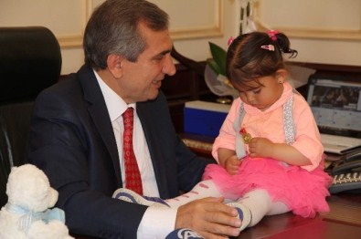 Yozgat Valisi Yazıcı'dan Şehidin Kızına 'Ev' Hediyesi