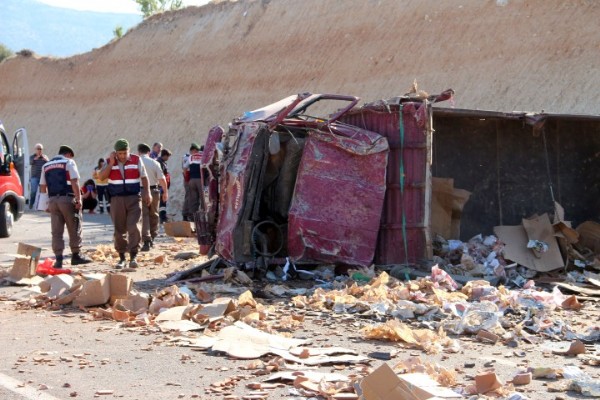 Kamyon 'Ölüm Virajı'nda Devrildi: 2 Ölü, 1 Yaralı