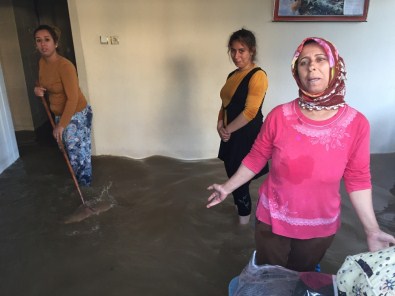 Adana'da Ev Ve İş Yerlerini Su Bastı