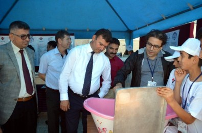 Başkan Ümmet Akın, TÜBİTAK 4006 Bilim Fuarını Gezdi