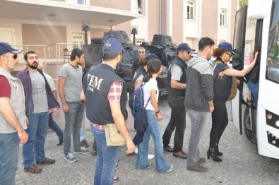 İzmir'de Terör Operasyonunda Gözaltına Alınanlar Adliyeye Sevk Edildi