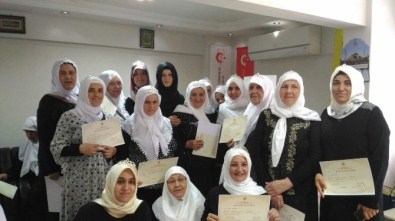 Kur'an Kursunu Bitiren 26 Kadın Taçlandırıldı