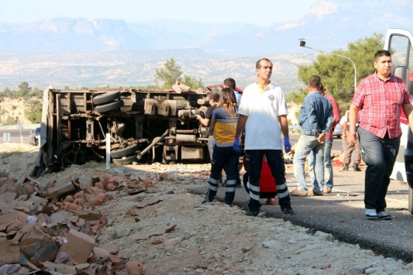 Kamyon 'Ölüm Virajı'nda Devrildi: 2 Ölü, 1 Yaralı