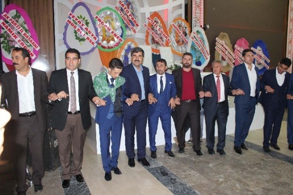 Aşiret düğününde takı yarışı