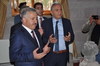 SELAHATTIN BEYRIBEY - Bakan Ahmet Arslan Harakani Türbesi'ni Ziyaret Etti