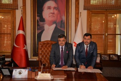 Bilecik Belediyesi'nden 5 Okula Sentetik Saha