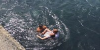 MİNİBÜS ŞOFÖRÜ - Denize Düşen Genç Kız Son Anda Kurtarıldı