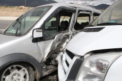 Dönüş Yapanları Taşıyan Minibüs Kaza Yaptı Açıklaması 15 Yaralı