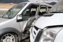 Dönüş Yapanları Taşıyan Minibüs Kaza Yaptı Açıklaması 15 Yaralı