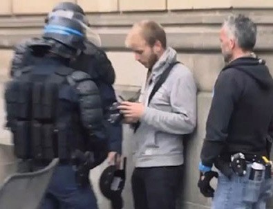 Fransız polisi o fotoğrafları tek tek sildirdi