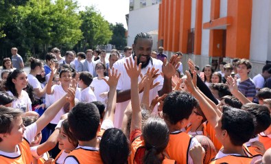 NBA Yıldızı İstanbul'da Öğrencilerle Buluştu