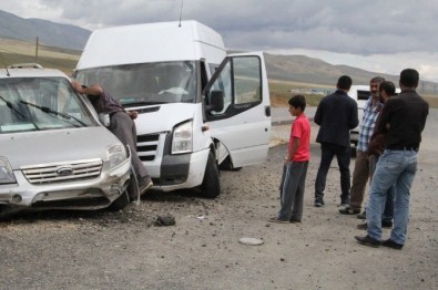 Yüksekova'ya Dönüş Yapanları Taşıyan Minibüs Kaza Yaptı Açıklaması 15 Yaralı