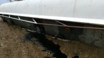 HALIT BULUT - Akaryakıt Tankeri Şarampole Devrildi Açıklaması 2 Yaralı