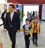 İSTANBUL ÇOCUK VE GENÇLİK SANAT BİENALİ - Başkan Hazinedar, Suriyeli Miniklerle Dans Etti