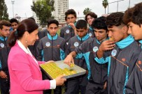 Eş Başkanlardan Akdeniz'e Şampiyonluk Getiren U15'lere Baklava