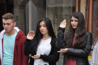 Lise Öğrencileri Çanakkale Türküsünü İşaret Diliyle Anlattı