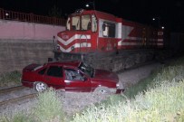 Tren Çarptığı Otomobili Sürükledi Açıklaması 1 Yaralı