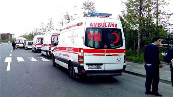 İçinde 13 Kişinin Bulunduğu Otomobil Kaza Yaptı