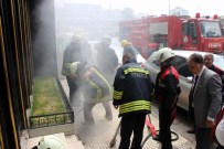 ELEKTRİK TELİ - Bankada Çıkan Yangın Korkuttu
