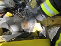 FARABI - Otomobilin Motor Kısmına Sıkışan Kediyi İtfaiye Kurtardı