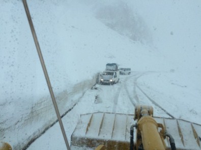 Kar Yığınını Yoldan Kaldıran Operatör Tehlike Atlattı