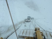 KEPÇE OPERATÖRÜ - Kar Yığınını Yoldan Kaldıran Operatör Tehlike Atlattı