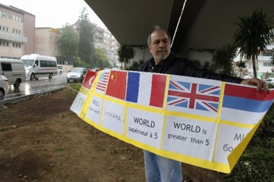 Antalyalı Aktivist, 'Tarafımız Belli Olsun' Deyip TEK Kişilik Eylem Yaptı