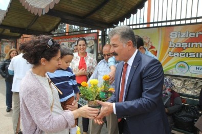 Başkan Tuna, Annelere 50 Bin Çiçek Dağıttı